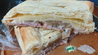 Torta salata di sfoglia ripiena di funghi champignon prosciutto e sottiletta