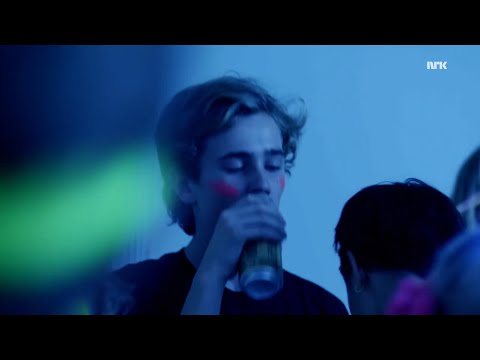 skam S3E3 neon party scene