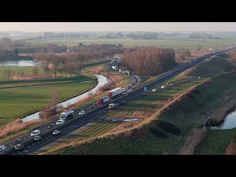 Verkeer op de N50 Flevoweg N307 bij Kampen tijdens de avondspits.