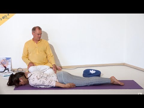Baumstamm-Pose auf dem Bauch - Yoga Asana Lexikon