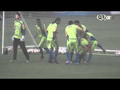 Patrick marca gol de bicicleta e agita o treino