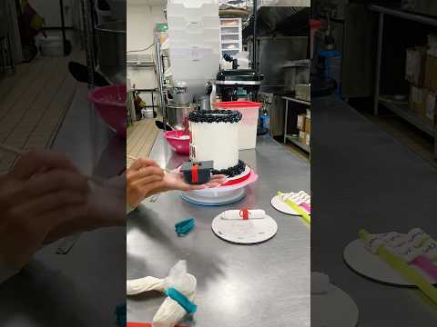 LOOK AT THIS GRADUATION CAKE! CONGRATS!#cake #cakedecorating #howto #easy #learn #tutorial #tips