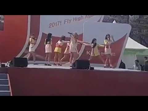 [LOVELYZ]Yein saved Sujeong who nearly fall from the stage!