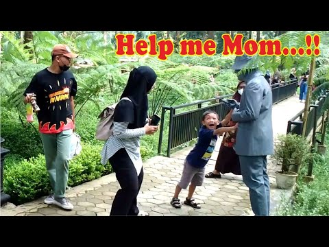 super-funny-living-statue-statue-prank