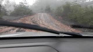 preview picture of video 'Hujan deras, mobil ga bisa belok di tikungan, jalan hauling tambang nikel sangat licin  PT. MMM'