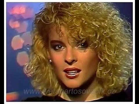 Iveta Bartošová ♡ Dej mi ruku, Blízko nás