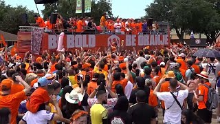 Niederländische Fans färben WM-Gastgeberstadt orange