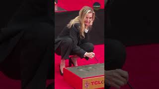 Download lagu Michelle Pfeiffer finds her '𝓼𝓮𝔁𝔂 𝓼𝓶𝓲𝓵𝓮' while being honored at the TCL Chinese Theatre mp3