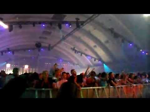 Regardez bien à  1'35'' Neonsplash Mons Novembre 2014 - rushes - Public