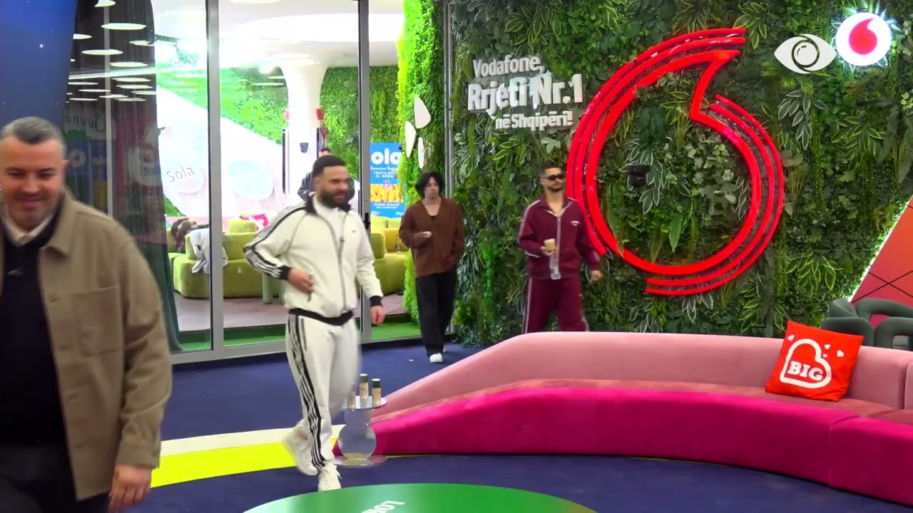 Bluzën e ke hequr, tani vetëm pantallonat/ Rogerti diskuton me Mateon