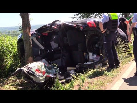 [RTH im Einsatz] Schwerer Verkehrsunfall in Holzwickede - PKW prallt mit Dach vor Baum