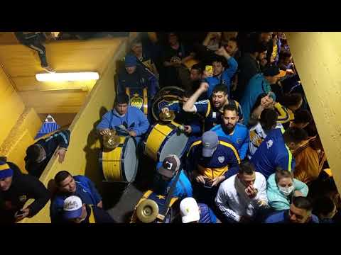 "Gallina esa mancha no se borra más!!   Previa la 12 bombos. Boca-Lanus Vuelta del publico" Barra: La 12 • Club: Boca Juniors