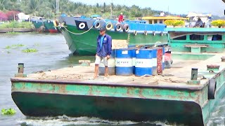 强劲船只逆流加速 冲过大坝闸门的震撼瞬间