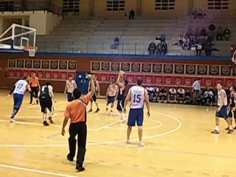 Club baloncesto benidorm 8(el tete adrian tirando canastas)