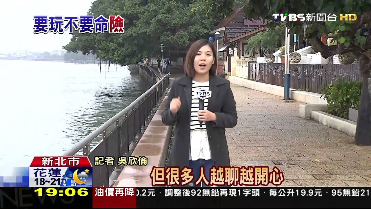 好危險!直擊遊客拍照 沿木棧道爬堤防