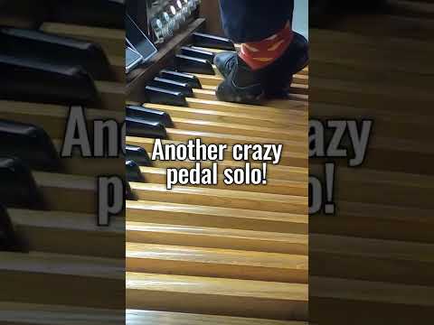 This Organ Pedal solo is CRAZY!