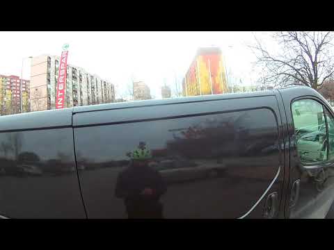 ÚJABB KRESZPROFESSZOR - elsőbbségadás helyett dudál. / He honk, instead of give way.