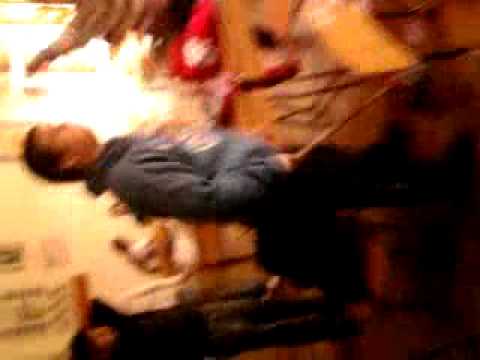 Annabell da cu mopu' ca femeia de serviciu.