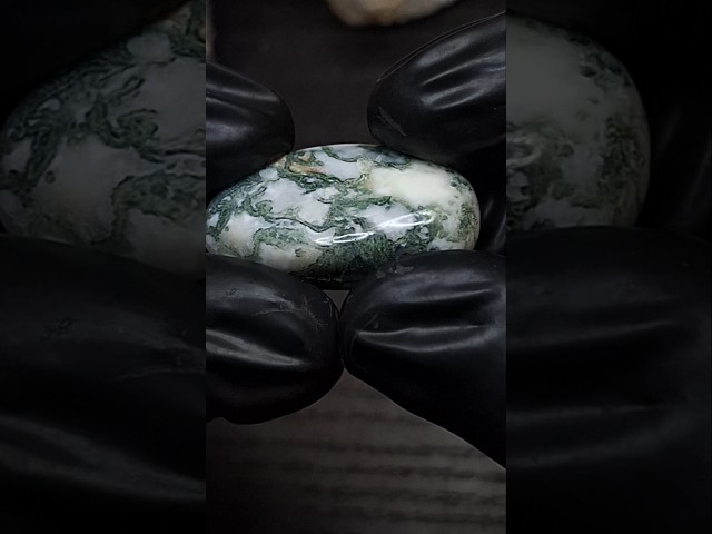 حجر عقيق طحلبي خام تحفة للاقتناء او الاهداء