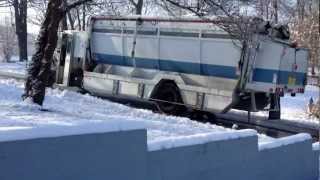 preview picture of video 'Johnson city trash truck slides backwards'