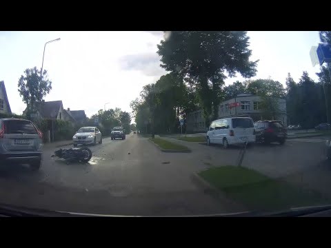 Vaizdai iš mirtino susidūrimo Šakiuose: žuvo 28-erių motociklininkas