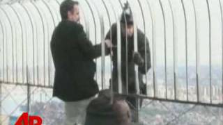 Guy tries to jump of the Empire State Building(Jeb Corliss)