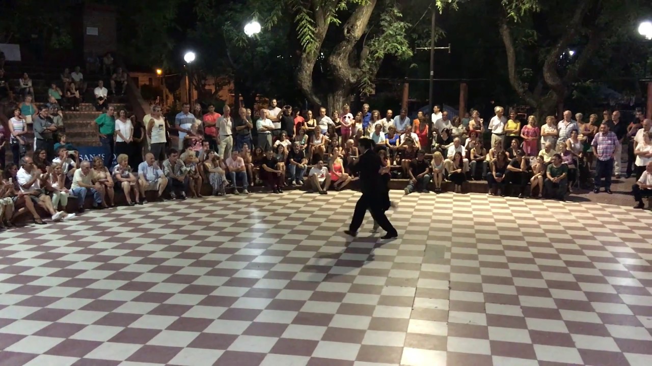 VIRGINIA VASCONI Y JULIO BALMACEDA EN LA MILONGA CALLEJERA DE LA PLAZA DE MARTINEZ