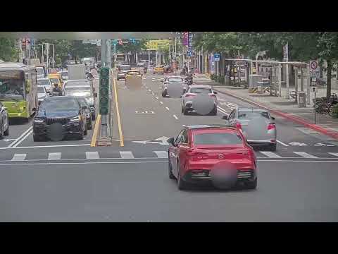 直擊事故現場~直行車占用轉彎車道