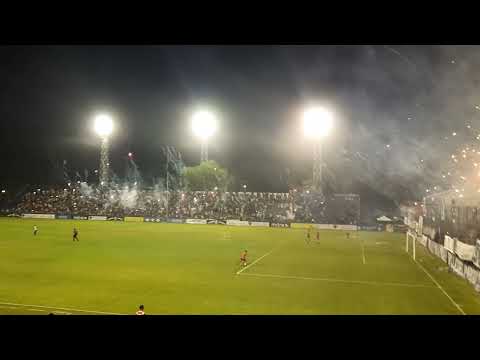 "Recibimiento Independiente Rivadavia vs Brown de Adrogue 2021" Barra: Los Caudillos del Parque • Club: Independiente Rivadavia