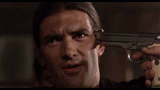 Desperado (1995), what&#39;s in the guitar case?