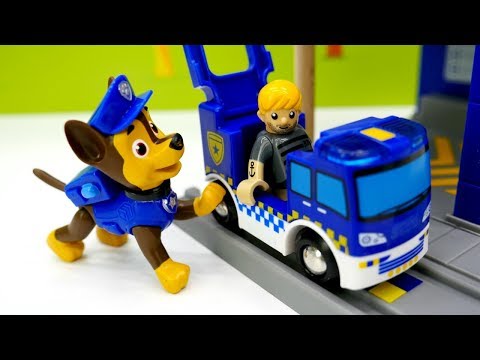 Lelupakkauksen avaamisvideo lapsille. Uusi lelupoliisiasema. BRIO-leikkejä Ryhmä Haun kanssa.