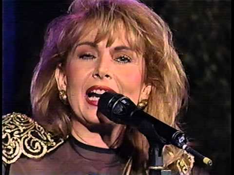 ARIANNA EN EL PROGRAMA DE DANIELA ROMO CANTA  UN POPURRI DE SUS EXITOS