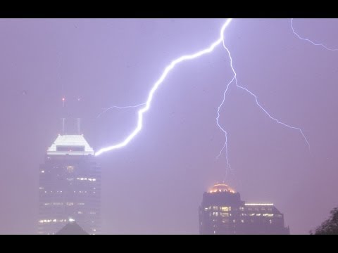 Lightning hits Chase Tower in Indianapol