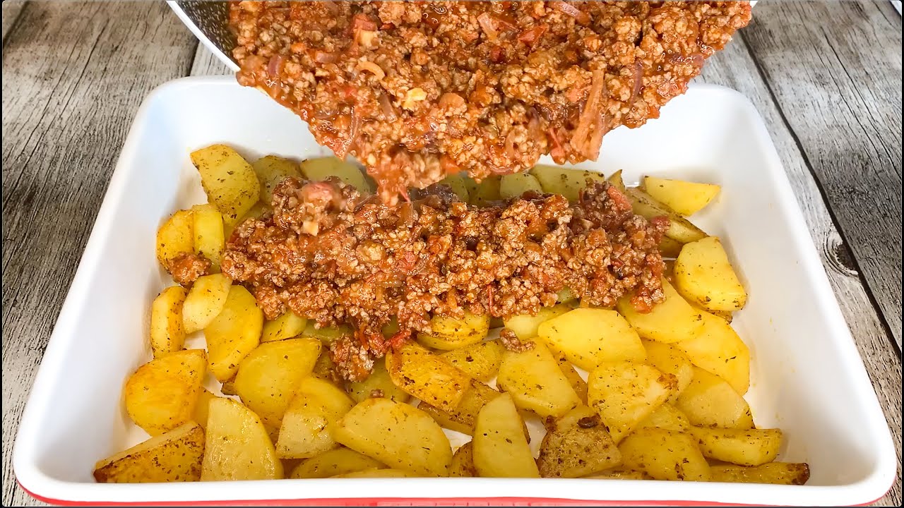 Basta versare la carne macinata sulle patate❗️ Ricetta facile e deliziosa!