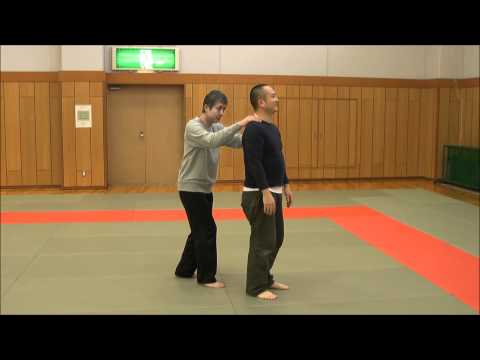 両肩そっと触れくずし　その２　【合気道の達人・武術の達人・武道の達人研究　素材を使えば誰でも達人！？　素材開発による非意識力・達人研究のたくみの会】