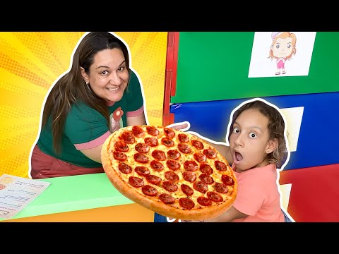 Maria Clara pretends to play with drive thru pizzeria - MC Divertida