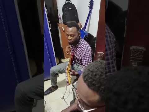 laisse moi chanter de fr jeampie Kamutoy ( mode studio)