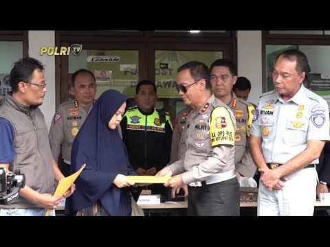 POLRI BERIKAN TALI ASIH KEPADA KELUARGA KORBAN KECELAKAAN KM 58 TOL JAPEK