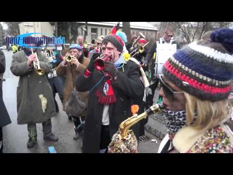 Aufstellung 8. Faschingsumzug der Damischen Ritter  2013 in der Herzog-Wilhelm Str.