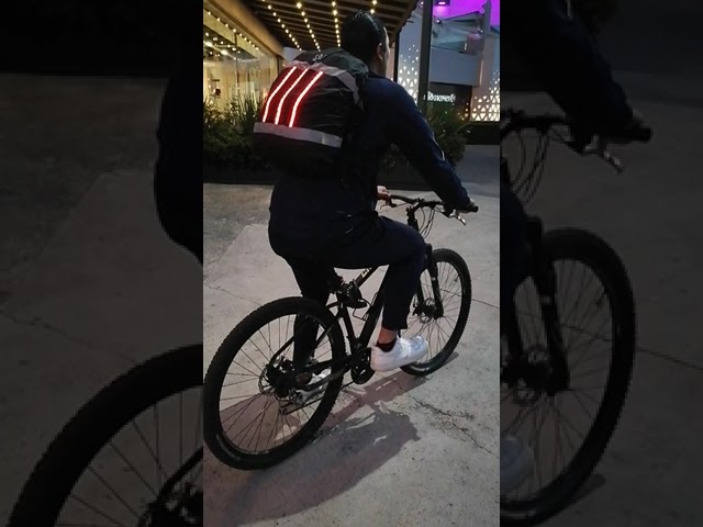 Vídeo relacionado con YNYW Chaqueta unisex con luz LED flash para hombre y mujer, chaleco para fiesta, Navidad, disfraz al aire libre (chaqueta, XL)