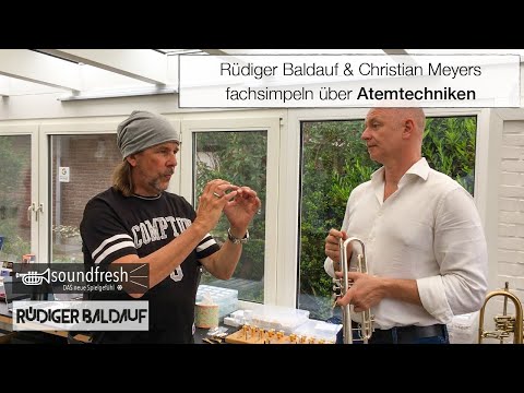 Rüdiger Baldauf und Christian Meyers tauschen sich über Atemtechniken in der Glücksschmiede aus. 🎺