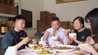 小谭家庭氛围真不错一起动手做饭，桌上还有说有笑的，好和睦 #我的乡村生活 #农村美食 #家庭#小小譚 #農村生活 #美食