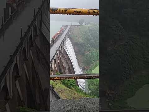 Escaba al límite: abrieron las compuertas del dique en medio del fuerte temporal