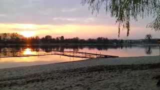 preview picture of video 'Zachód słońca nad jeziorem w Gołuchowie'