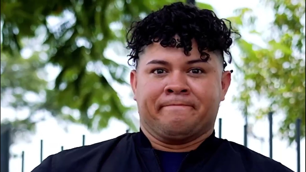 Uso correcto del casco y sticker reglamentario para motociclistas