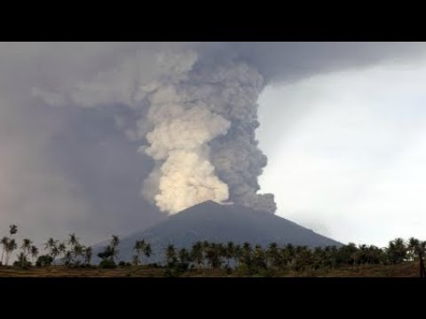 RAW Bali's Mount Agung has first major volcano eruption since 1963 Breaking News November 2017 Video