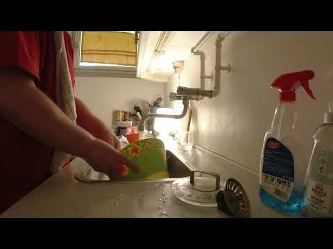 MongoTV_8962 - VASKER OP SØNDAG FORMIDDAG OG BLANDER SAFTEVAND