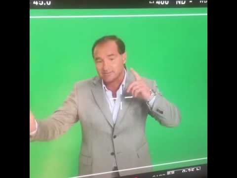 Lorenzo Amoruso immarcabile quando canta e balla!