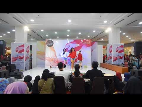 180812 BLACKPINK - Intro & FOREVER YOUNG BY GIS