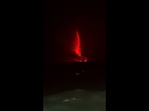 Indonesia cancels flights as Anak Krakatau volcano erupts